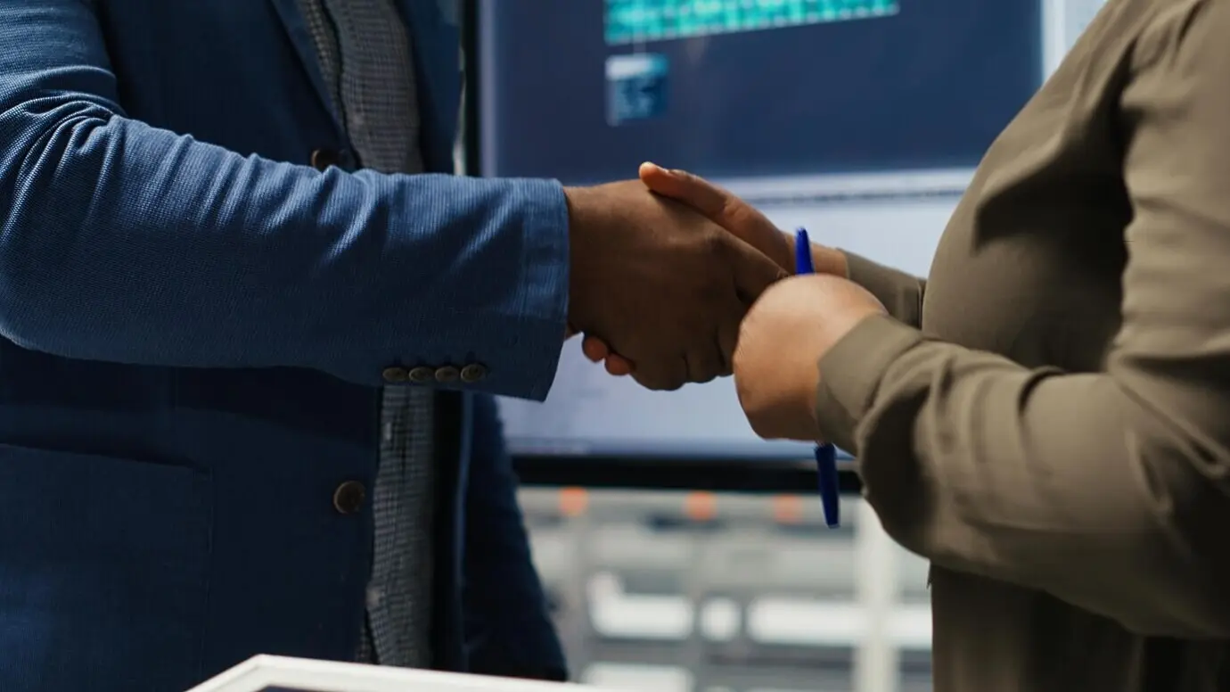 Der Leiter einer Photovoltaikfabrik im Gespräch mit einem Investor.